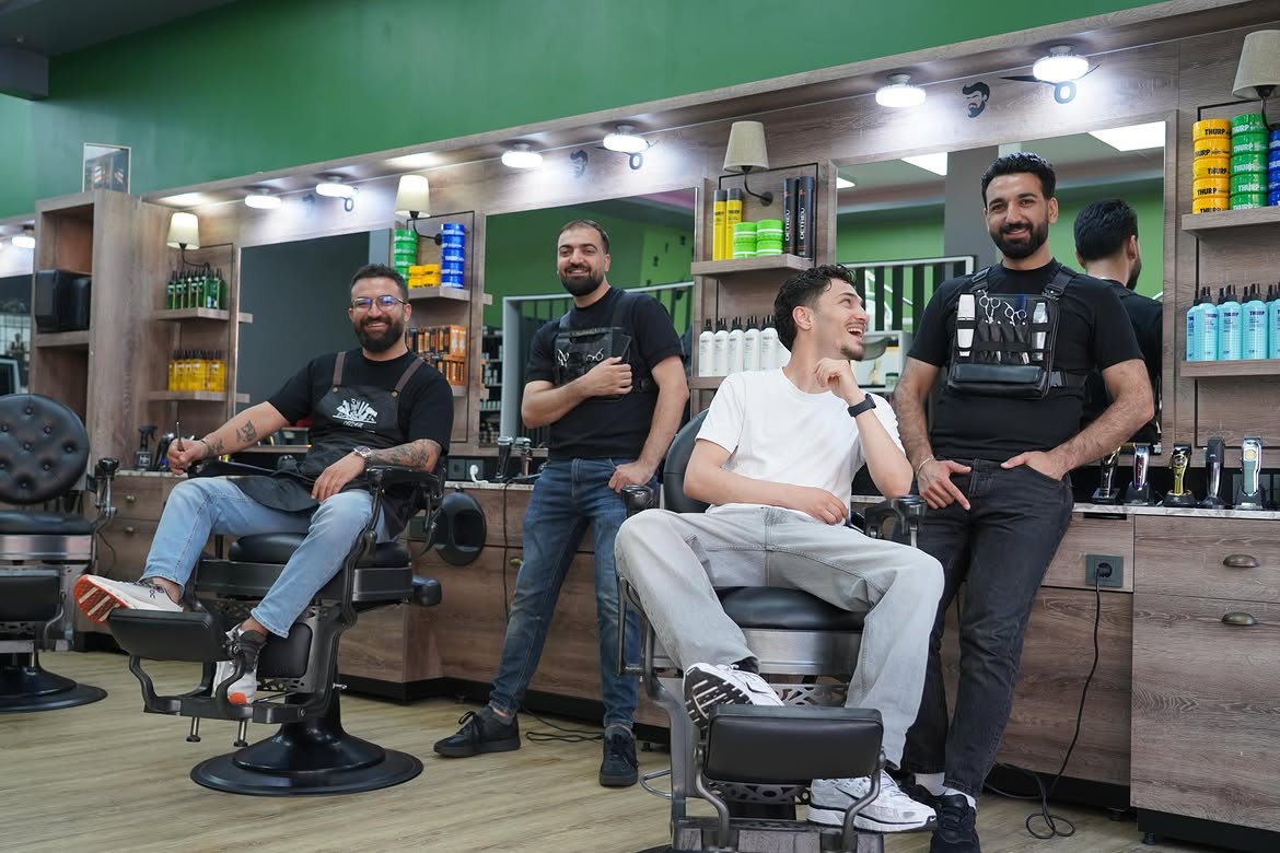 Vier Männer gemeinsam im ShiarCuts-Salon